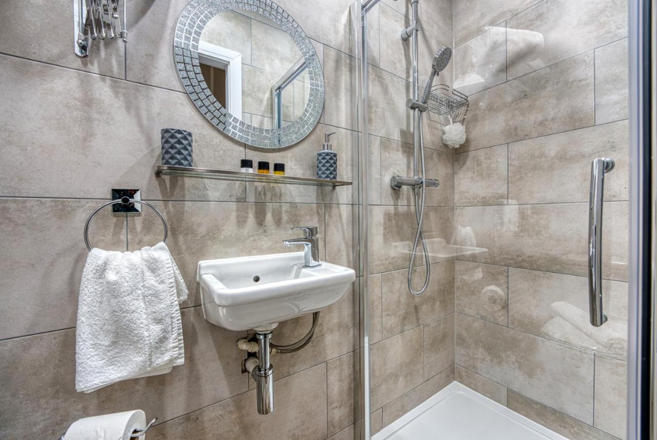 Stylish House - B'Ham Airport And Nec, Jlr Solihull, Business & Leisure Stays - Aspen House Rum bild